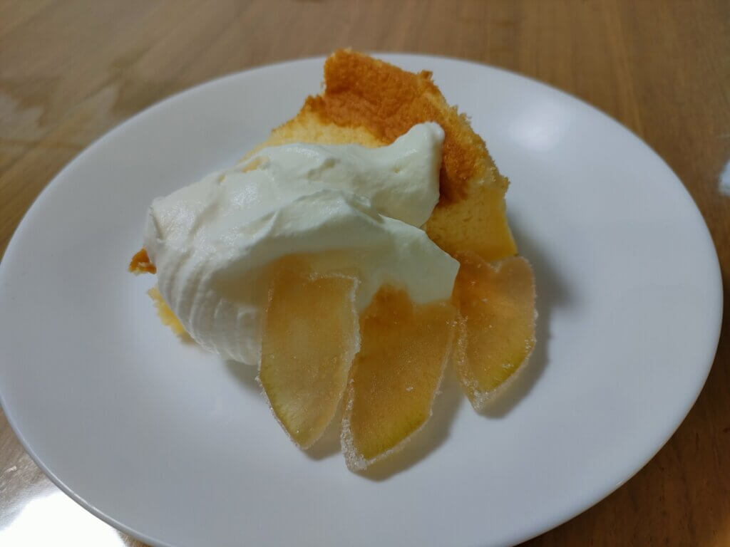 スフレチーズケーキ生クリームとぼんたん漬けを添えて